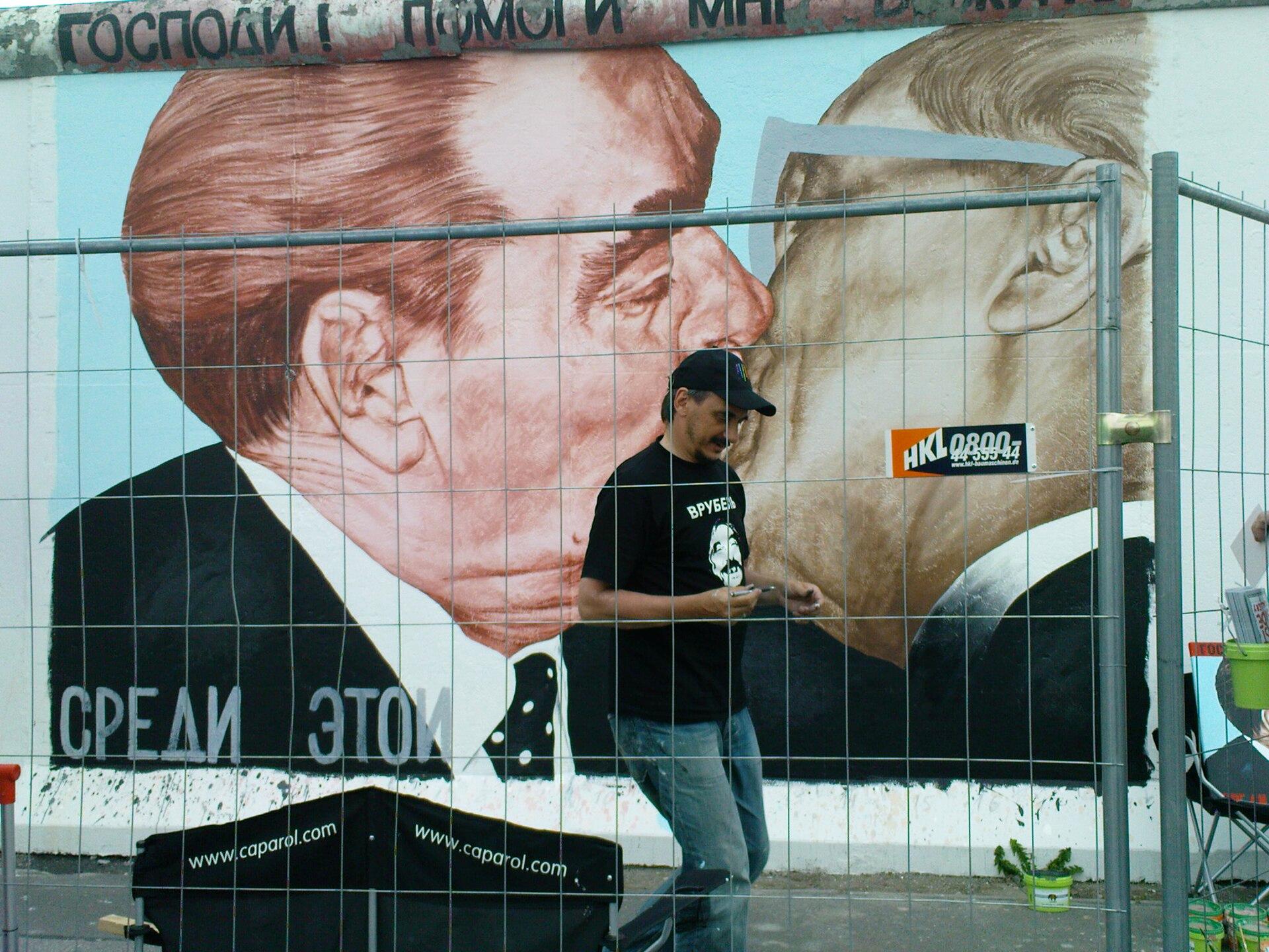 Дмитрий Врубель переписывает «Братский поцелуй» на East Side Gallery, 2009 год